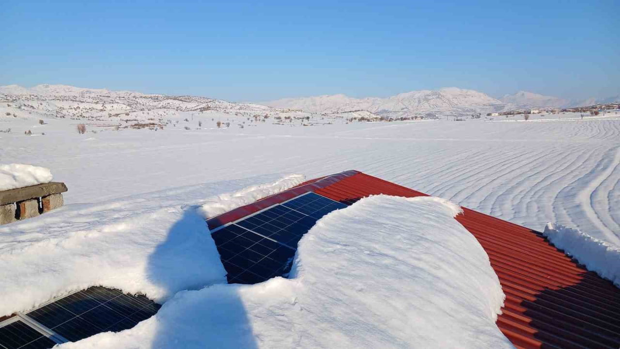 KULP KIRSALINDA KAR, GÜNEŞ PANELLERİNİ DE VURDU DİYARBAKIR’IN KULP İLÇESİNİN KIRSAL MAHALLELERİNDE...