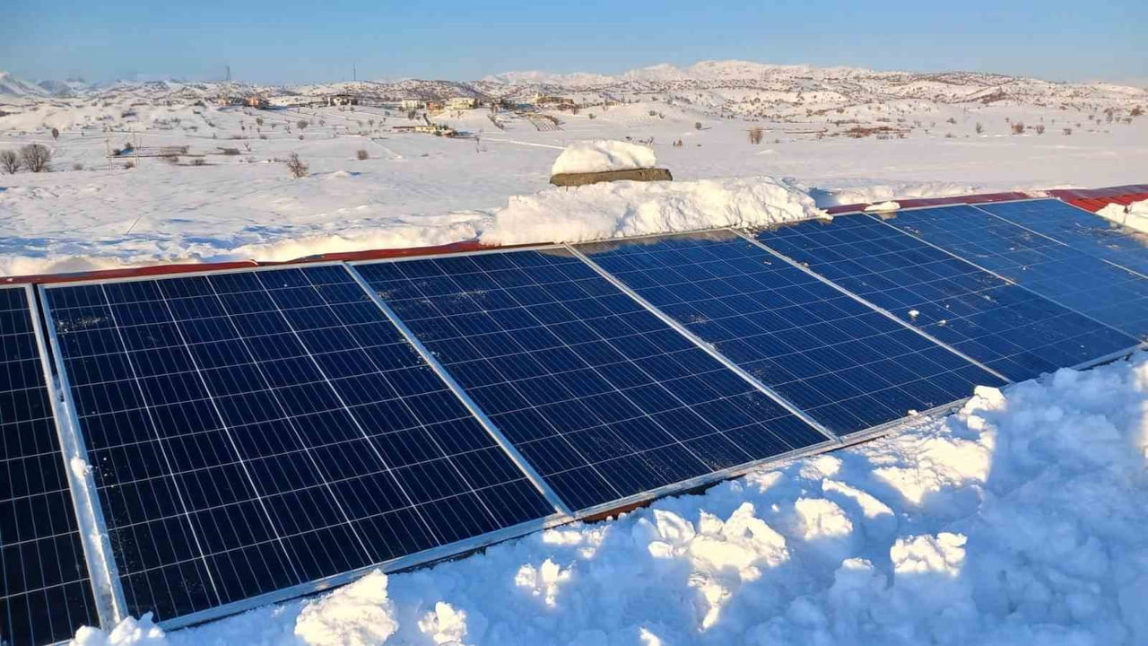 KULP KIRSALINDA KAR, GÜNEŞ PANELLERİNİ DE VURDU DİYARBAKIR’IN KULP İLÇESİNİN KIRSAL MAHALLELERİNDE...
