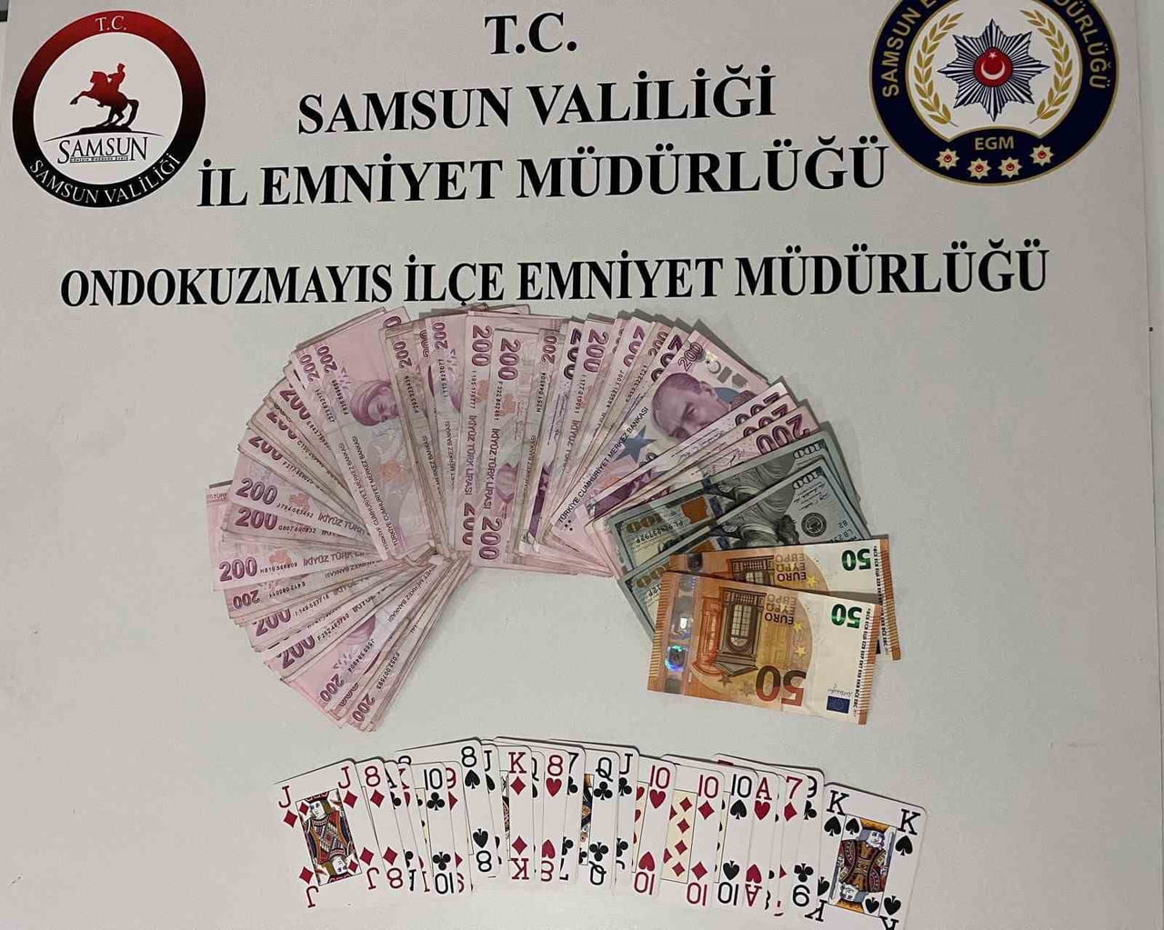 KUMAR OYNANDIĞI BELİRLENEN MASA ÜZERİNDE 22 BİN 400 TL, 200 AMERİKAN DOLARI VE 100 EURO ELE...