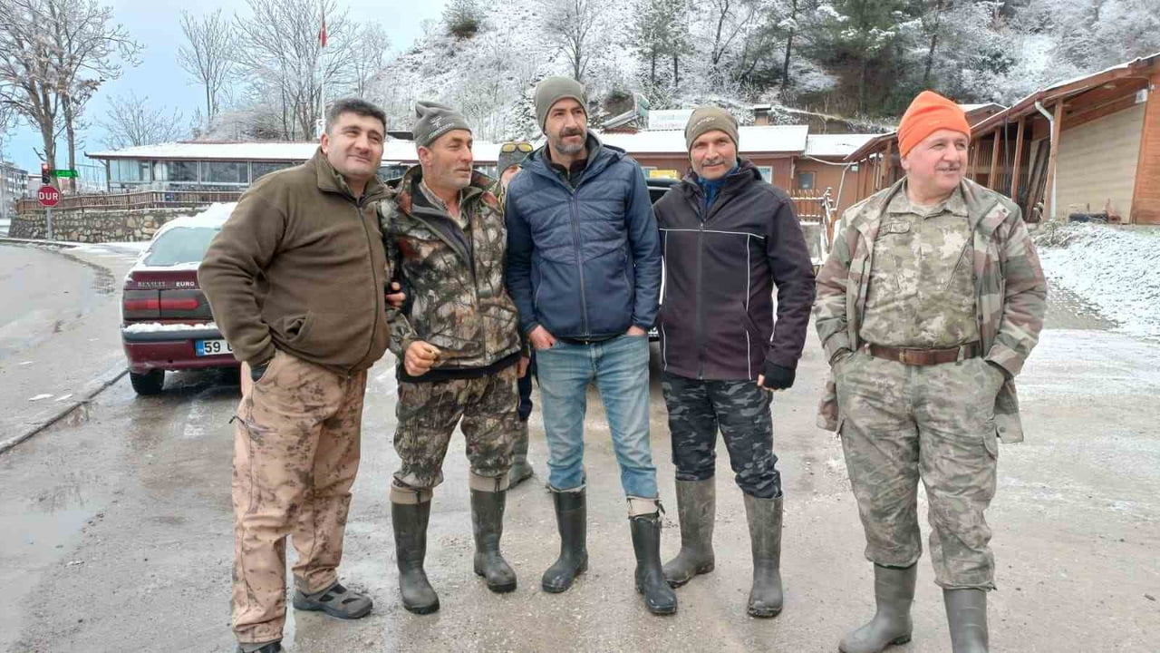 KURTARMA ÇABALARININ YARIM SAAT SÜRDÜĞÜNÜ ANLATAN AVCILARDAN ZİHNİ KOÇ, "KARACAYI KURTARDIKTAN...