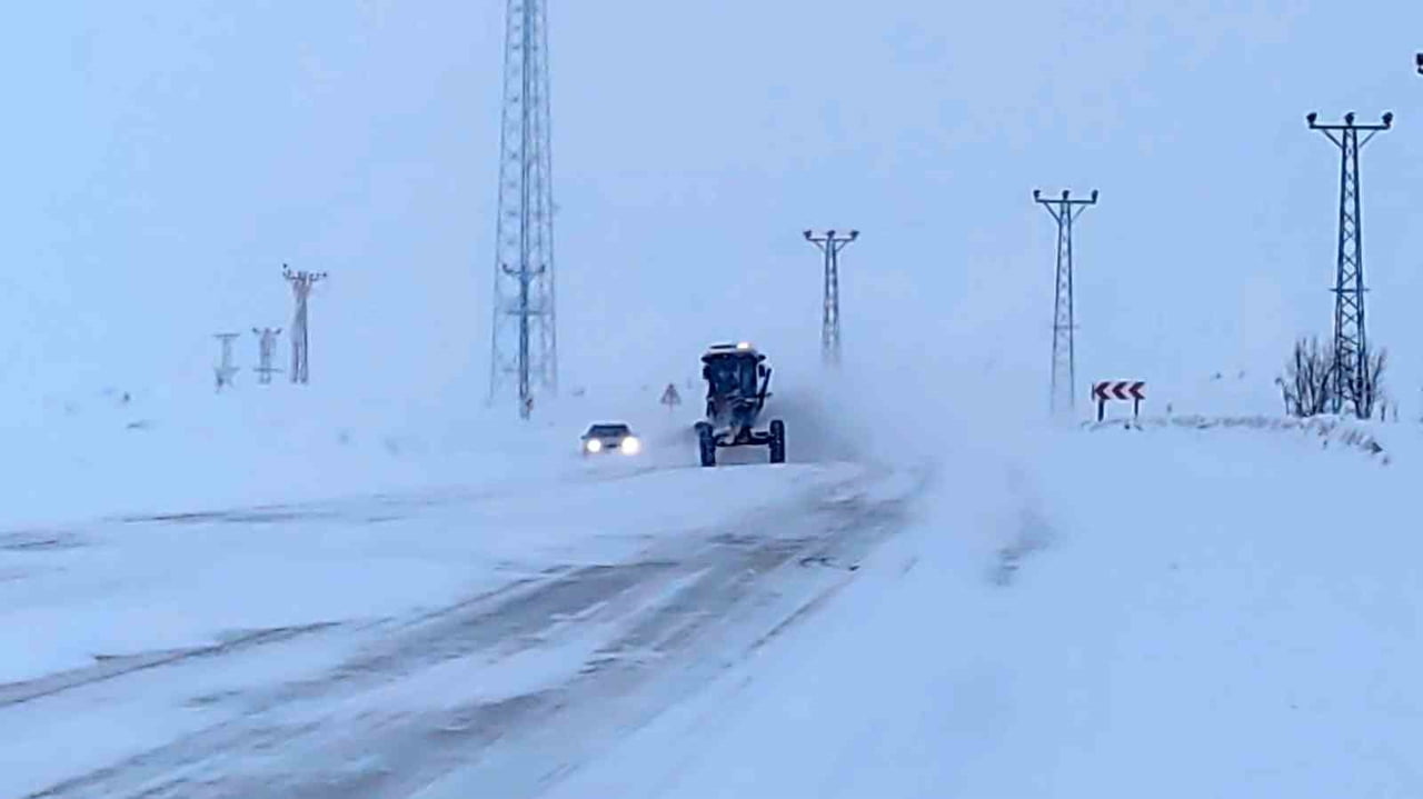 KURUBAŞ GEÇİDİ'NDE KAR YAĞIŞI VE SİS ETKİLİ OLUYOR