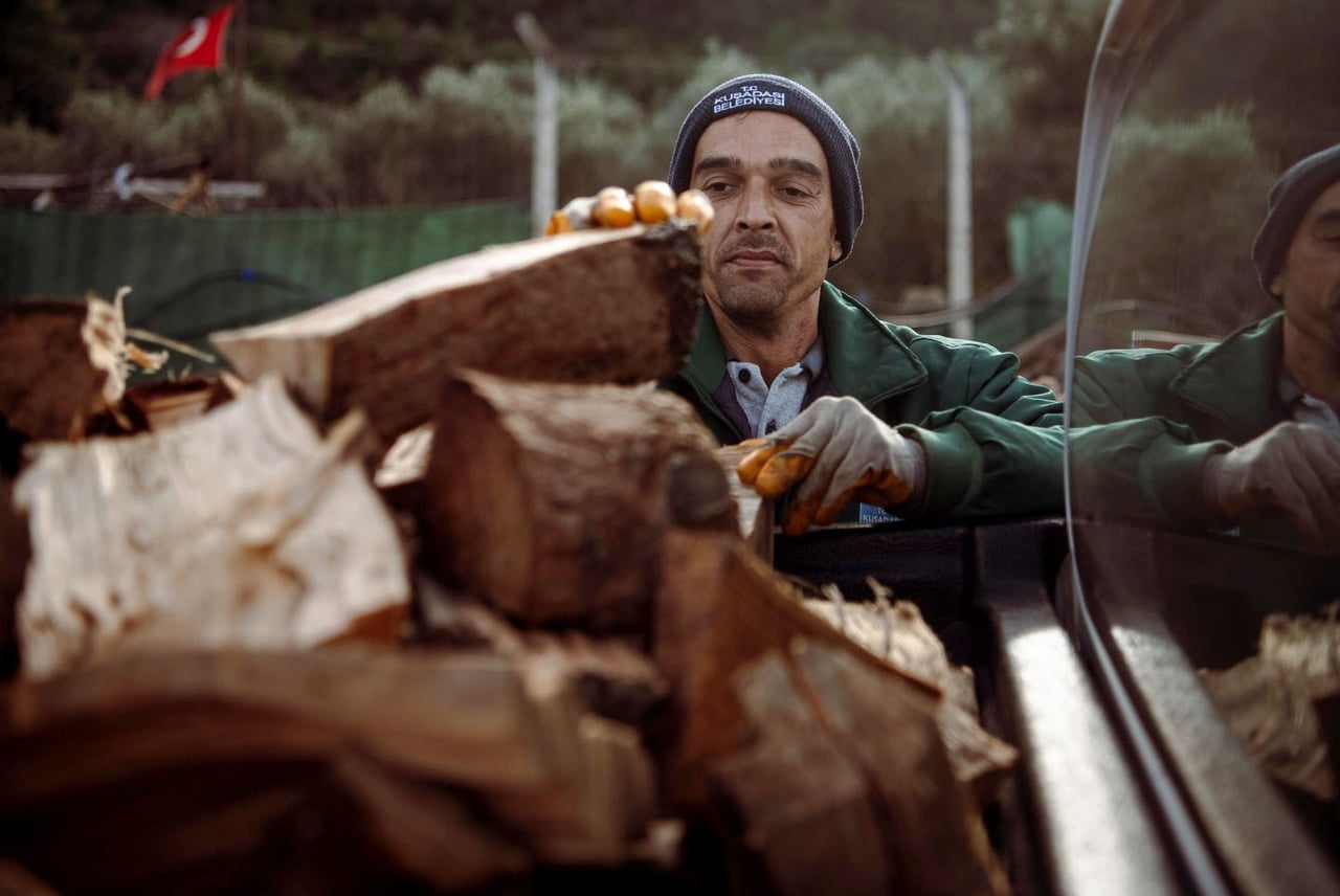 KUŞADASI'NDA AĞAÇ ATIKLARI İHTİYAÇ SAHİPLERİ İÇİN YAKACAĞA DÖNÜŞÜYOR