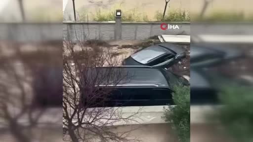 Kuşadası 30 dakikada yağışa teslim oldu, araçlar sele kapıldı