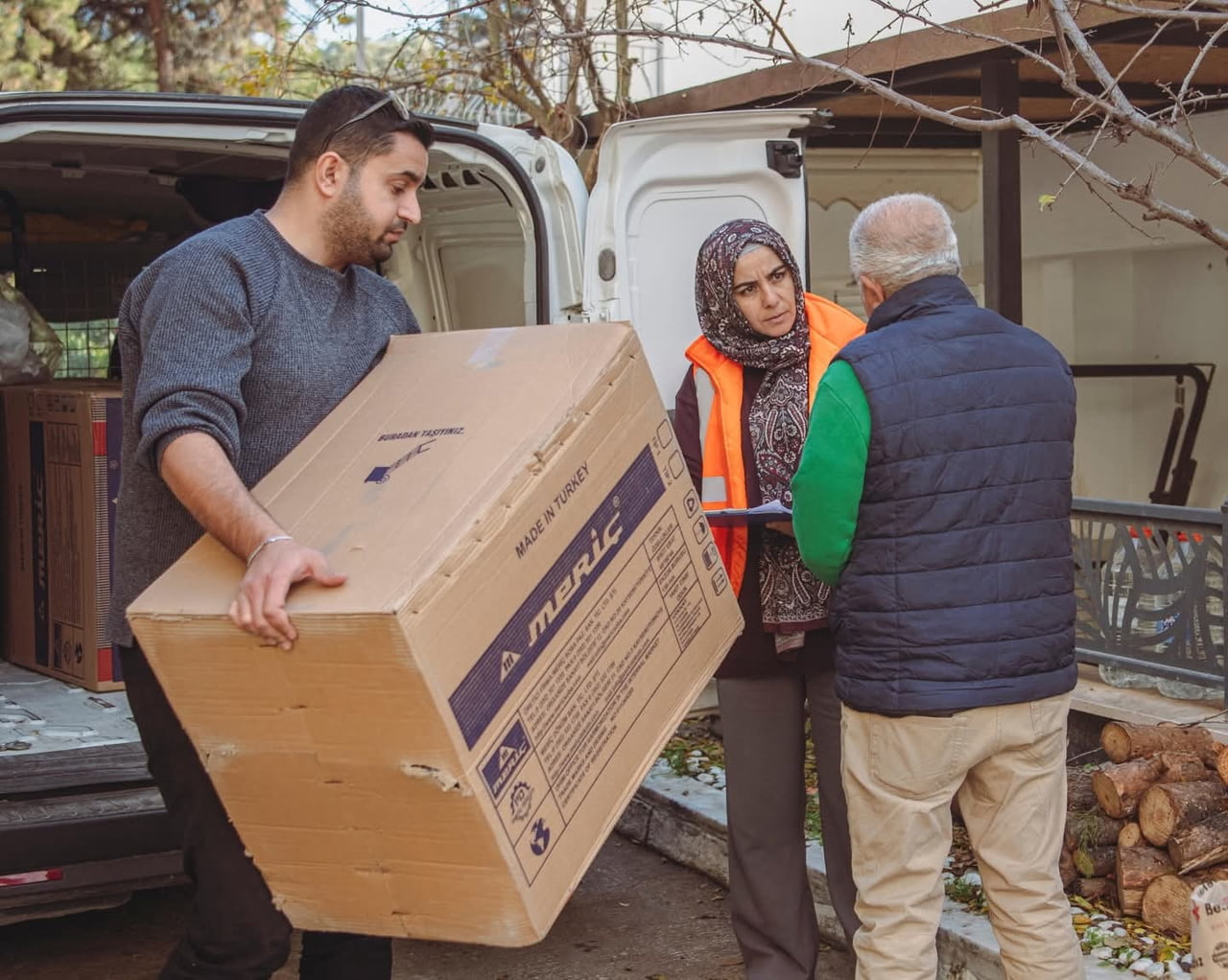 KUŞADASI BELEDİYESİ'NİN SOBA YARDIMI BAŞLADI