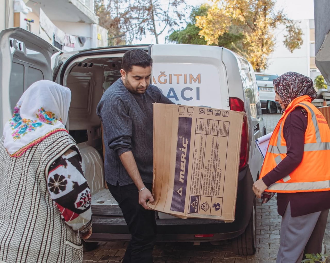 KUŞADASI BELEDİYESİ'NİN SOBA YARDIMI BAŞLADI