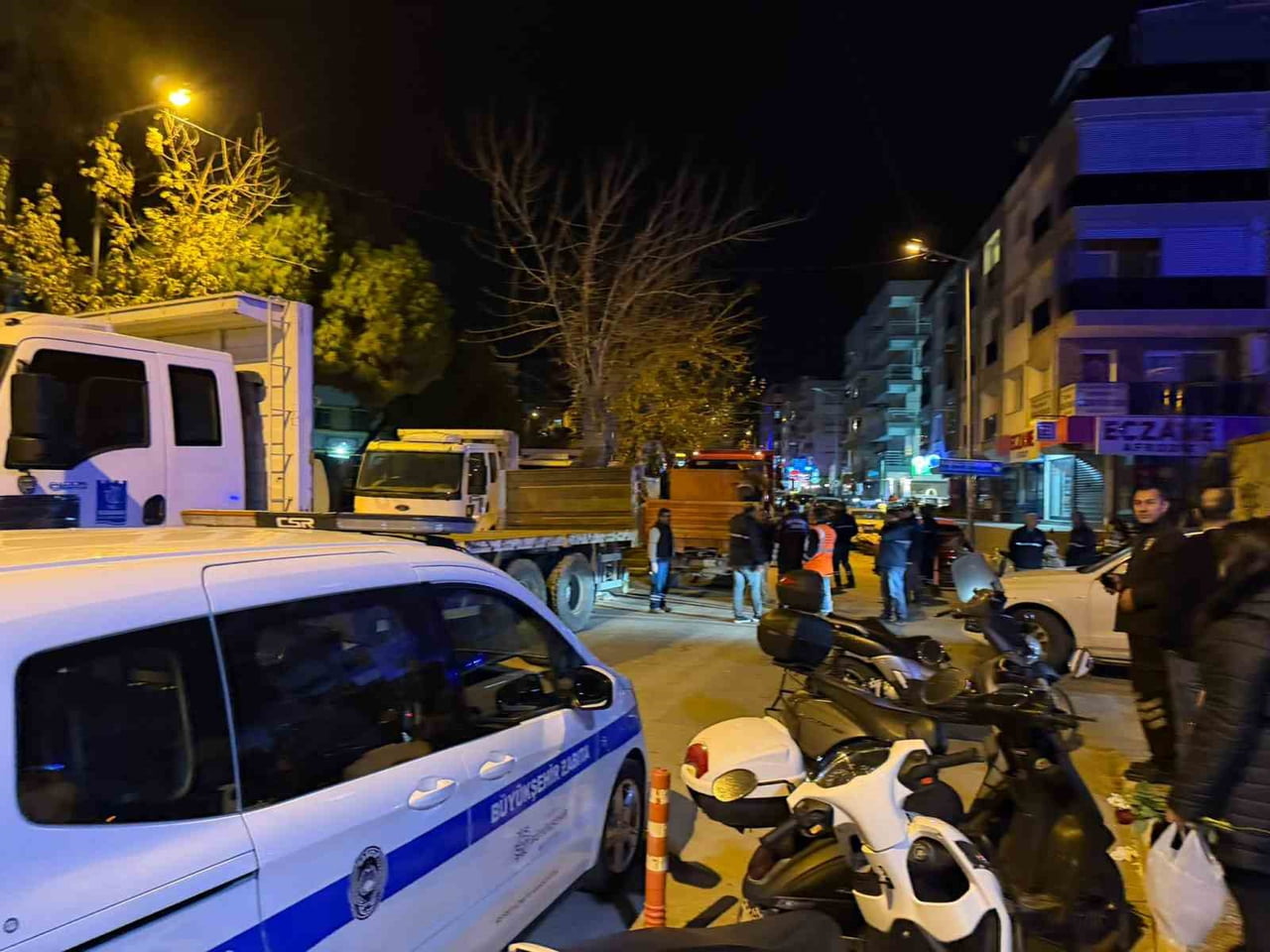 KUŞADASI’NDA BELEDİYE EKİPLERİ KARŞI KARŞIYA GELDİ