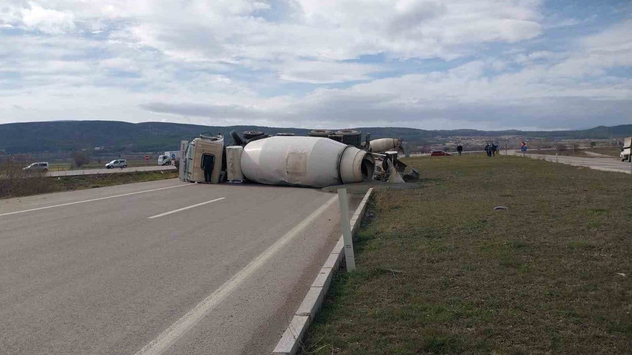 KÜTAHYA'DA BETON MİKSERLERİ ÇARPIŞTI: 2 YARALI