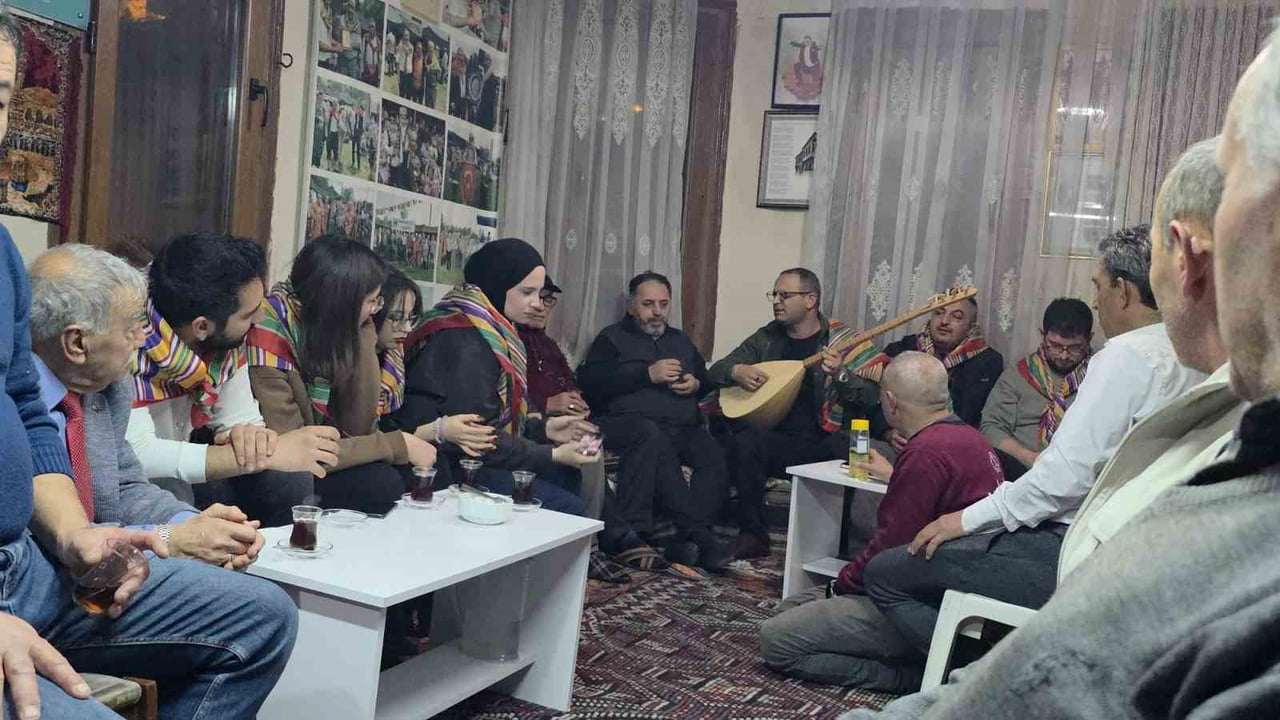 KÜTAHYA'DA DERNEK BAŞKANI İSMAİL BARIŞ'IN SAZI ENSESİNE KOYARAK TERSTEN ÇALMASI GÖRENLERİ ŞAŞKINA...