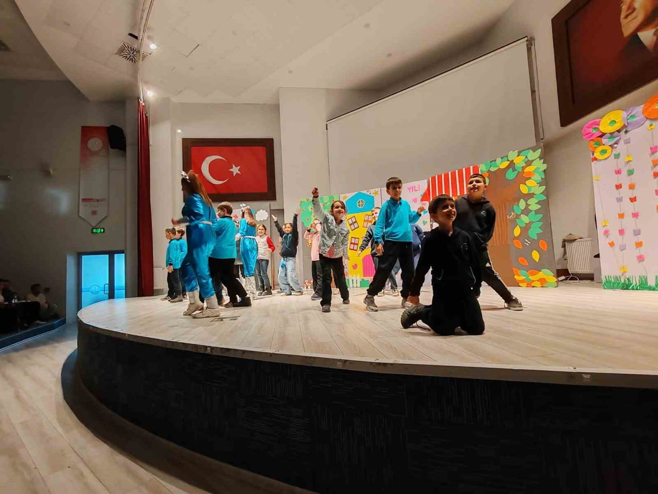 KÜTAHYA'DA "ZAMANDA AİLE YOLCULUĞU" ADLI ÇOCUK TİYATROSU SON KEZ SAHNELENDİ