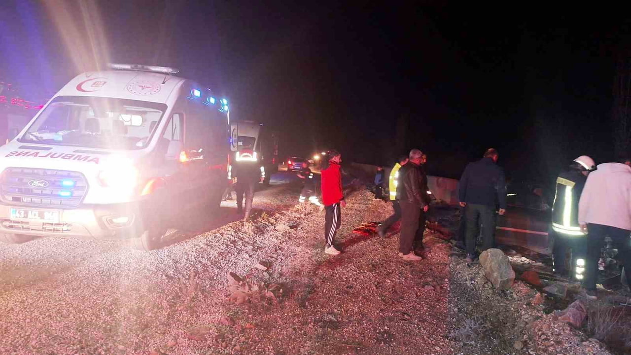 KÜTAHYA'NIN HİSARCIK İLÇESİNDE OTOMOBİL İLE MOTOSİKLETİN ÇARPIŞMASI SONUCU MEYDANA GELEN TRAFİK...