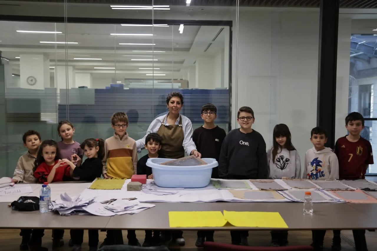 KÜTAHYA’DA ÇOCUKLARDAN "ATIK KÂĞITLARDAN EL YAPIMI KÂĞIDA ELEKTE KÂĞIT YAPIM WORKSHOP'A...