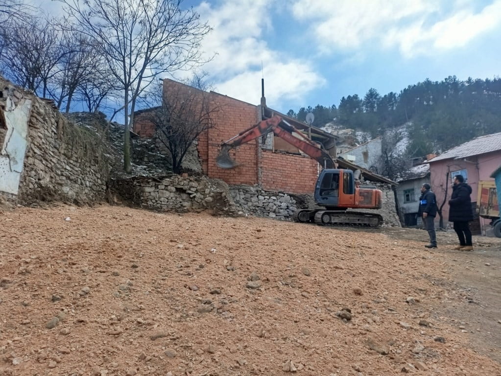 KÜTAHYA’DA TARİHİ CAMİNİN ÇEVRESİNDEKİ GÖRÜNTÜ KİRLİLİĞİ ORTADAN KALDIRILDI