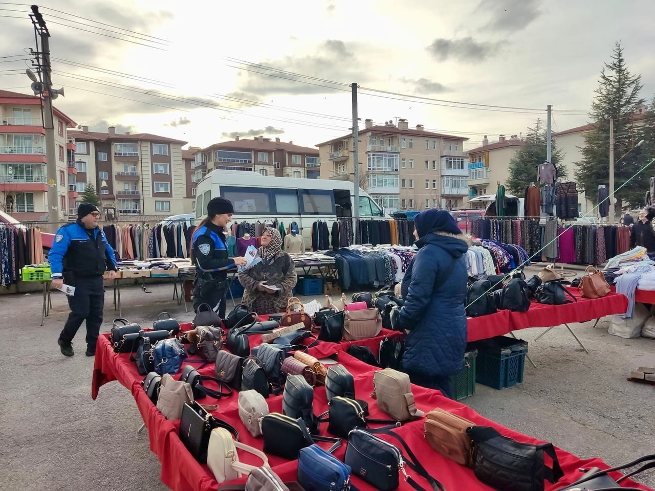 KÜTAHYA İL EMNİYET MÜDÜRLÜĞÜ’NDEN SEMT PAZARLARINDA BİLGİLENDİRME ÇALIŞMASI