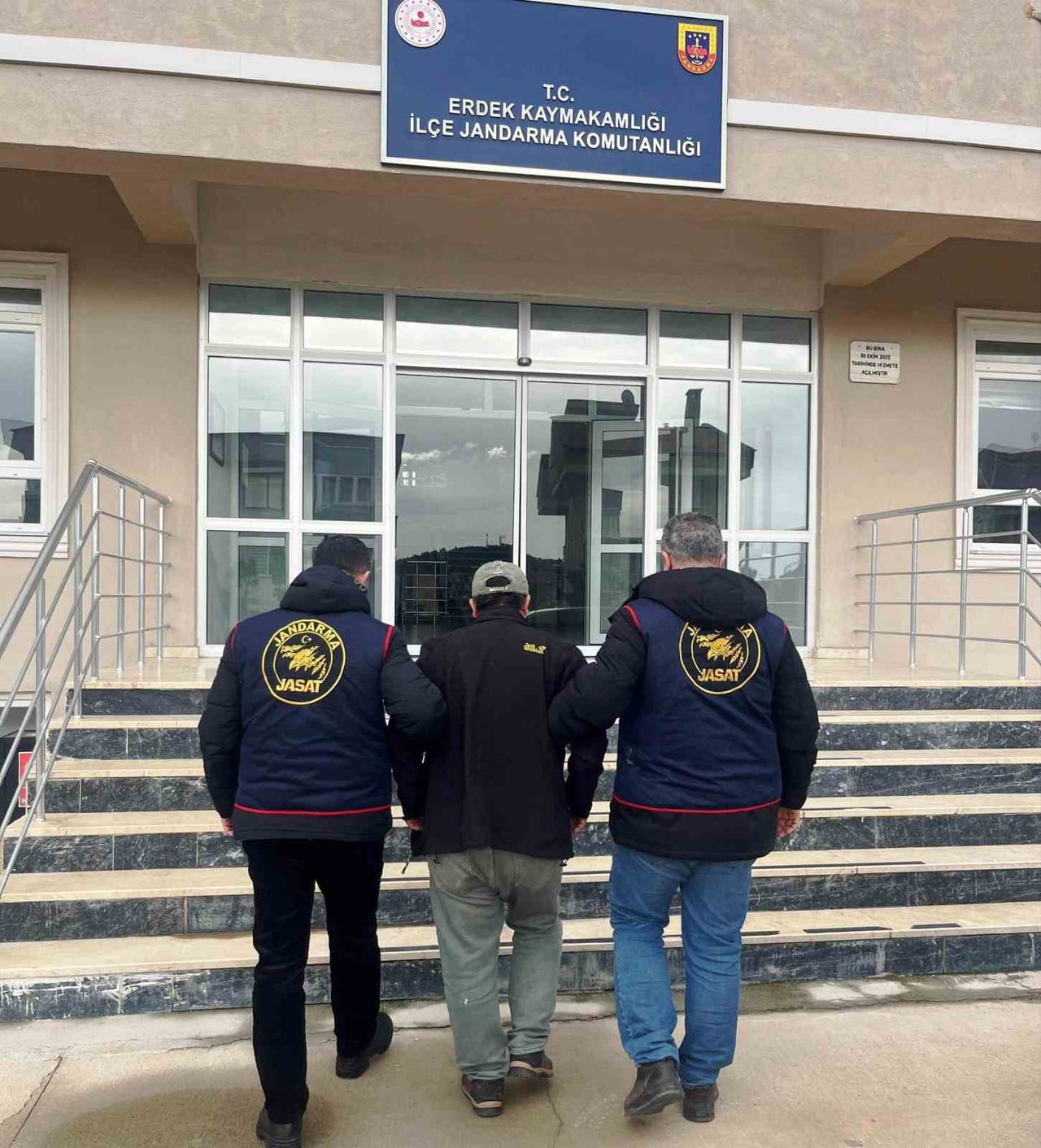 KÜTAHYA JASAT EKİPLERİ, 5 YILDIR ARANAN CEZAEVİ FİRARİSİNİ BALIKESİR’DE YAKALADI