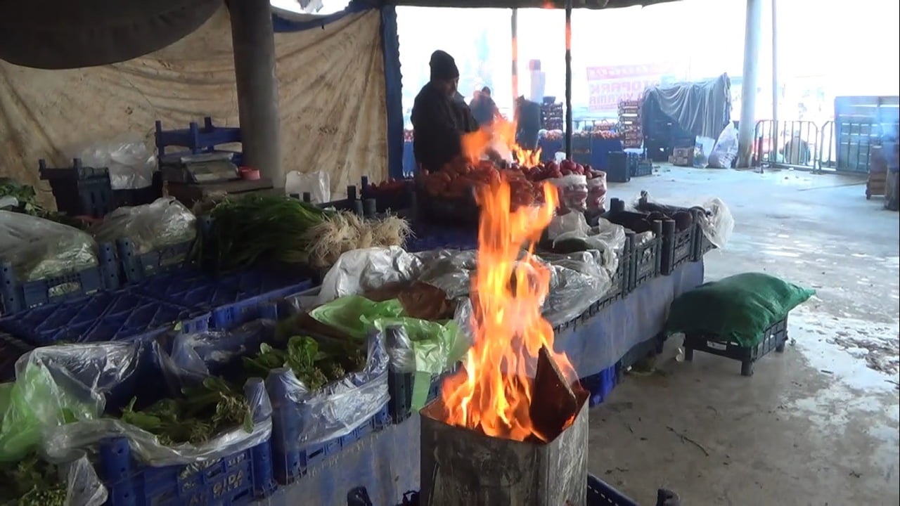 KÜTAHYALI PAZARCILAR TENEKEDE ATEŞ YAKARAK ISINIYOR