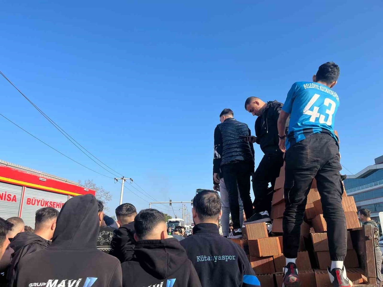 KÜTAHYASPOR TARAFTARINDAN ÖRNEK DAVRANIŞ, KAZADA YARALI SÜRÜCÜNÜN YARDIMINA KOŞTULAR