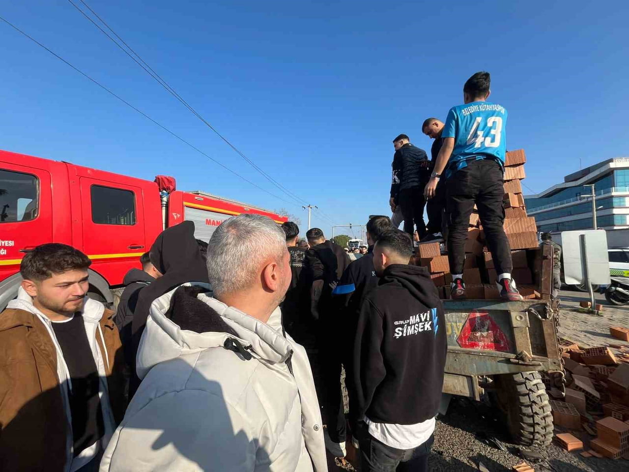 KÜTAHYASPOR TARAFTARINDAN ÖRNEK DAVRANIŞ, KAZADA YARALI SÜRÜCÜNÜN YARDIMINA KOŞTULAR