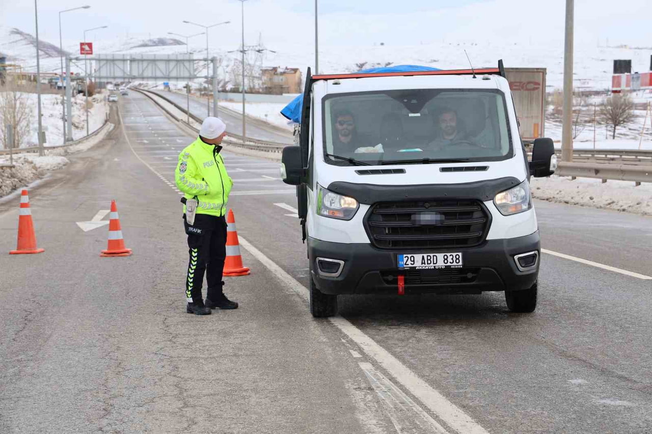 KUVVETLİ FIRTINANIN ETKİLİ OLDUĞU SİVAS’TA, SİVAS-KAYSERİ KARA YOLU ARAÇ GEÇİŞİNE...