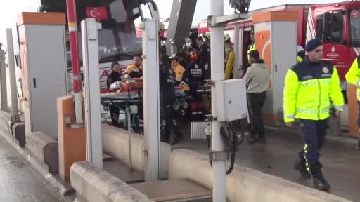 Kuzey Marmara Otoyolu Kınalı gişelerinde otobüsün karıştığı feci kaza: Araçta sıkışanlar...