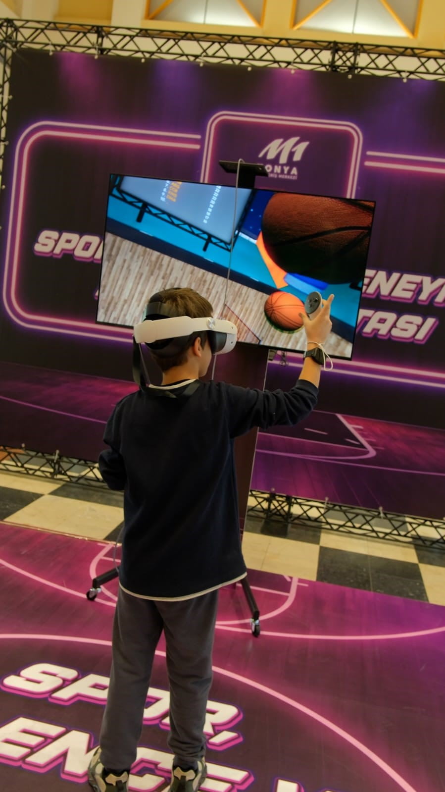 M1 KONYA AVM, YENİ YIL ÖNCESİ DÜZENLEDİĞİ VR BASKETBOL ETKİNLİĞİ İLE ZİYARETÇİLERİNİ SANAL...