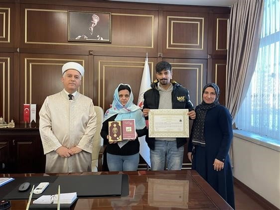 MACAR KADIN KUR'AN-I KERİM'DEN ETKİLENEREK MÜSLÜMAN OLDU