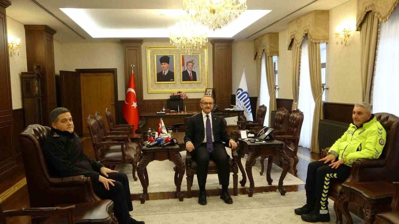 MAÇTA ÜŞÜYEN ÇOCUĞA ÇORABINI VEREN POLİS MEMURU ÖDÜLLENDİRİLDİ