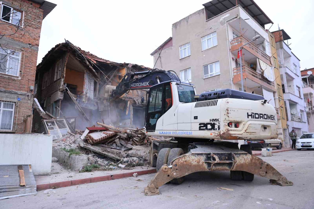 MAHALLELERDE GÜVENLİK VE ÇEVRE RİSKİ OLUŞTURAN, ESTETİK GÖRÜNÜMÜ BOZAN METRUK YAPILARIN YIKIM...