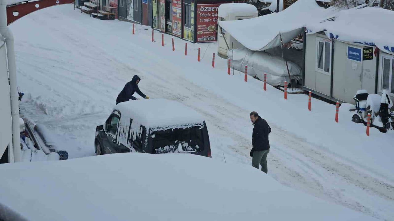 MALATYA'DA KIRSALDA KAR KALINLIĞI 30 SANTİMETREYİ BULDU