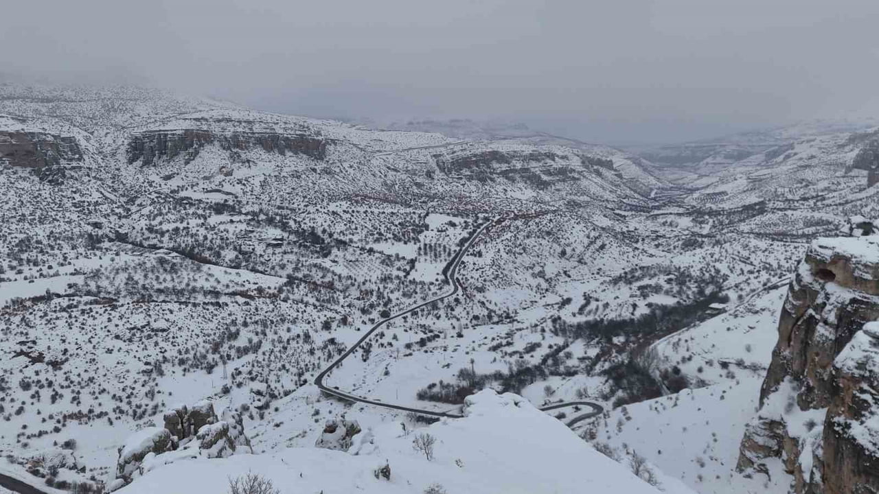 MALATYA'NIN AKÇADAĞ İLÇESİNDE BULUNAN VE YAKLAŞIK 65 MİLYON YILLIK JEOLOJİK OLUŞUMUYLA DİKKAT...