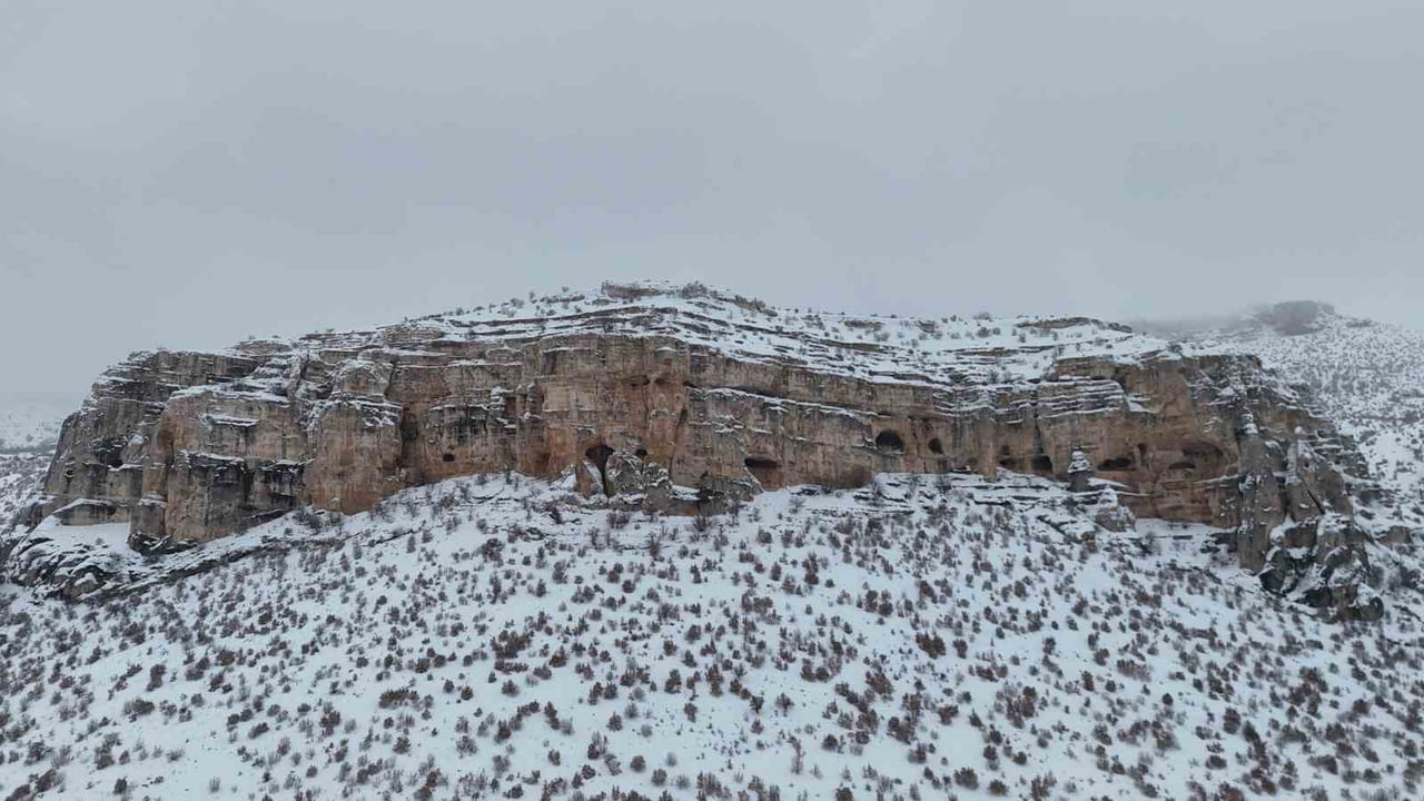 MALATYA'NIN AKÇADAĞ İLÇESİNDE BULUNAN VE YAKLAŞIK 65 MİLYON YILLIK JEOLOJİK OLUŞUMUYLA DİKKAT...