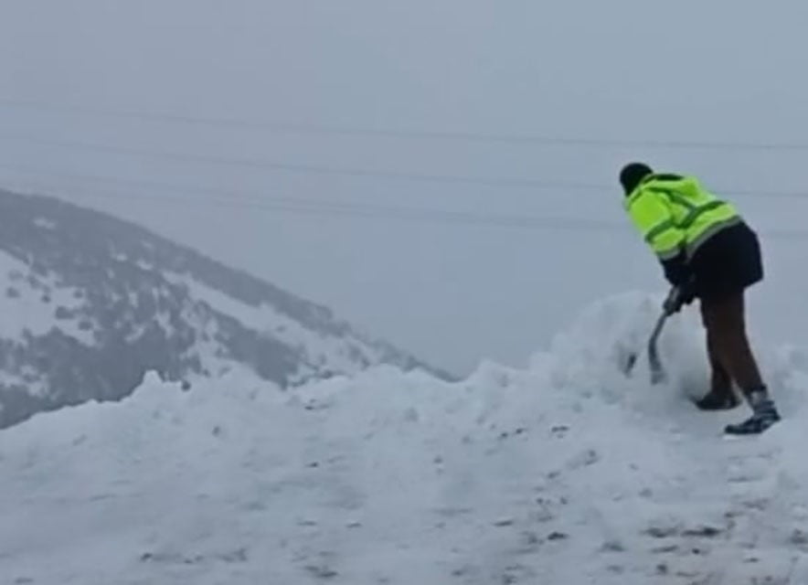MALATYA’DA 2 BİN RAKIMDA DAM ÜSTLERİNDE KAR MESAİSİ