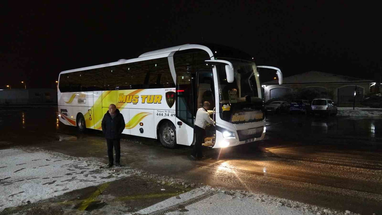 MALATYA’DA KAR YAĞIŞ NEDENİYLE OTOBÜS SEFERLERİ DURDURULDU
