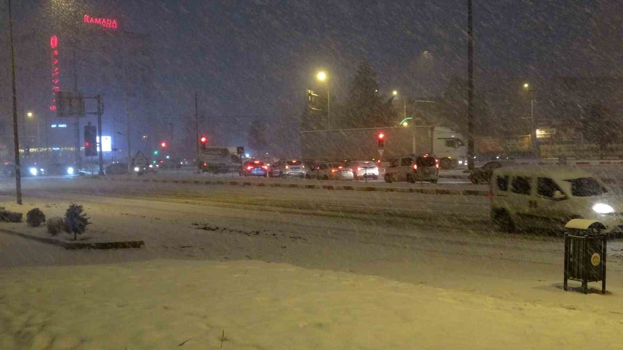 MALATYA’DA KAR YAĞIŞI ETKİSİNİ ARTIRDI