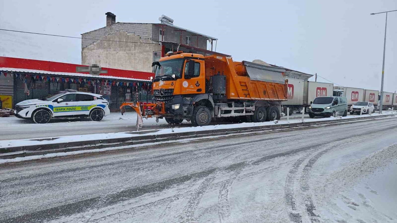 MALATYA’DA KAR YAĞIŞI ULAŞIMI AKSATTI