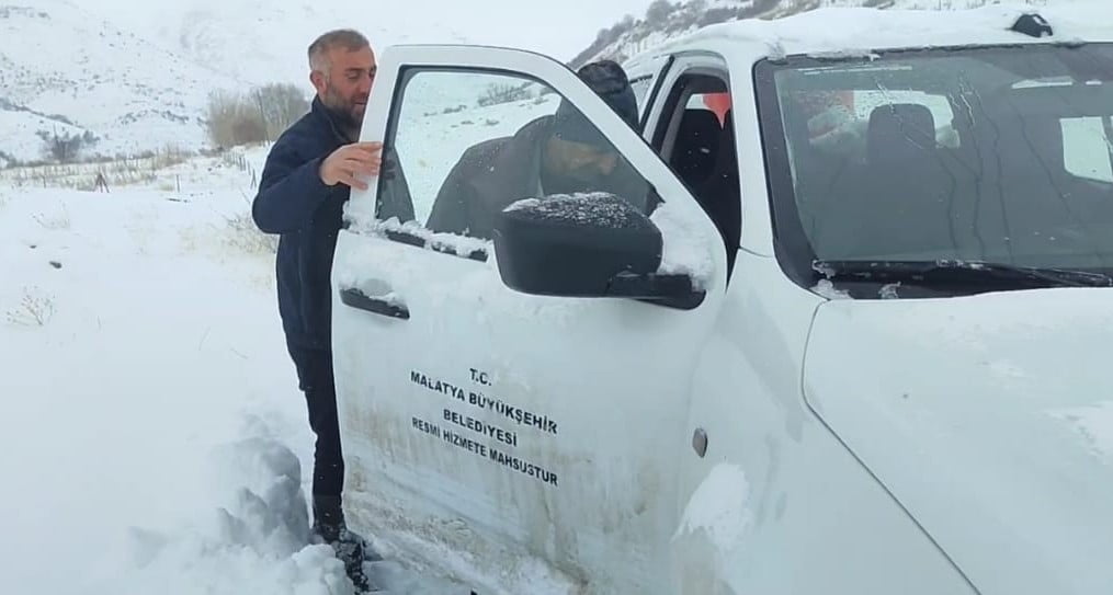 MALATYA’DA KARDAN YOLDA KALAN ARAÇ VE HASTA VATANDAŞLARIN İMDADINA BÜYÜKŞEHİR EKİPLERİ...