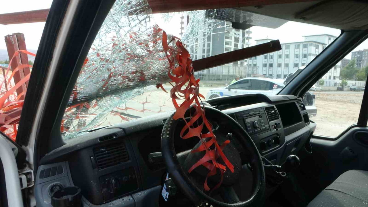 MALATYA’DA MİNİBÜSÜN ÇARPTIĞI DEMİR KORKULUĞUN KAFASINA SAPLANMASI SONUCU AĞIR YARALANAN SÜRÜCÜ...