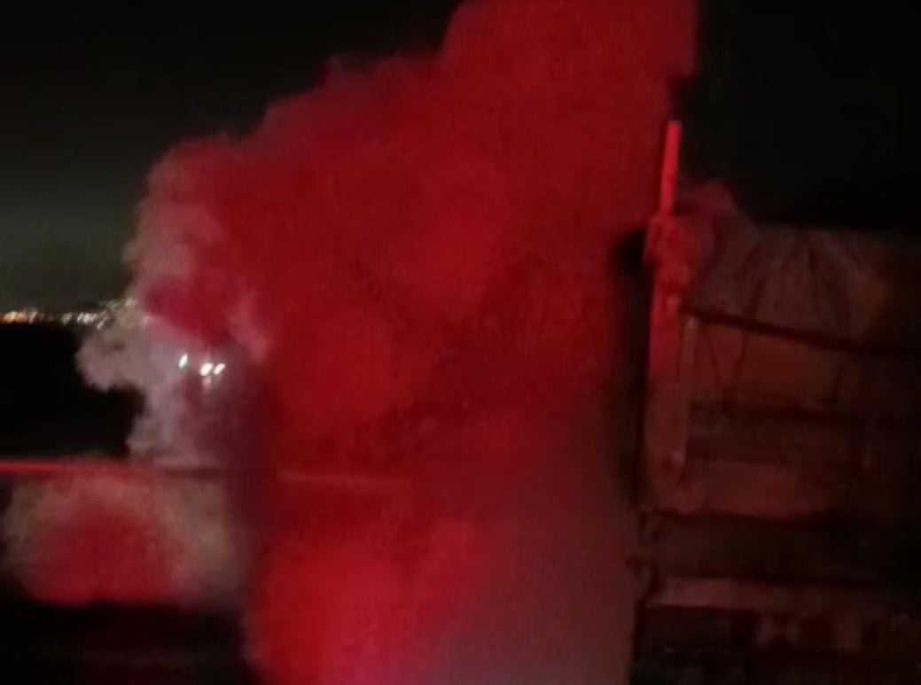 MALATYA’NIN AKÇADAĞ İLÇESİNDE AMONYUM NİTRAT YÜKLÜ TIRDA ÇIKAN YANGIN PANİĞE NEDEN OLDU. SEYİR...