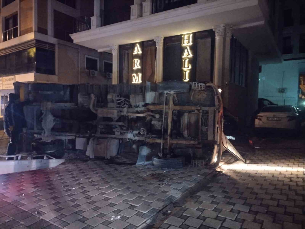 MALTEPE'DE MOLOZ YÜKLÜ KAMYONET OTOMOBİLİN ÜZERİNE DEVRİLDİ