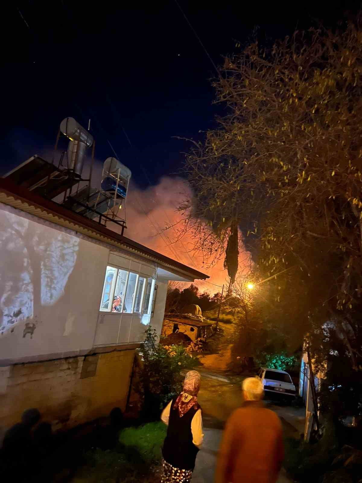 MANAVGAT İLÇESİNDE D-400 KARA YOLU ÜZERİNDE ÇIKAN VE GÖKYÜZÜNÜ AYDINLATAN YANGIN, KORKU DOLU...