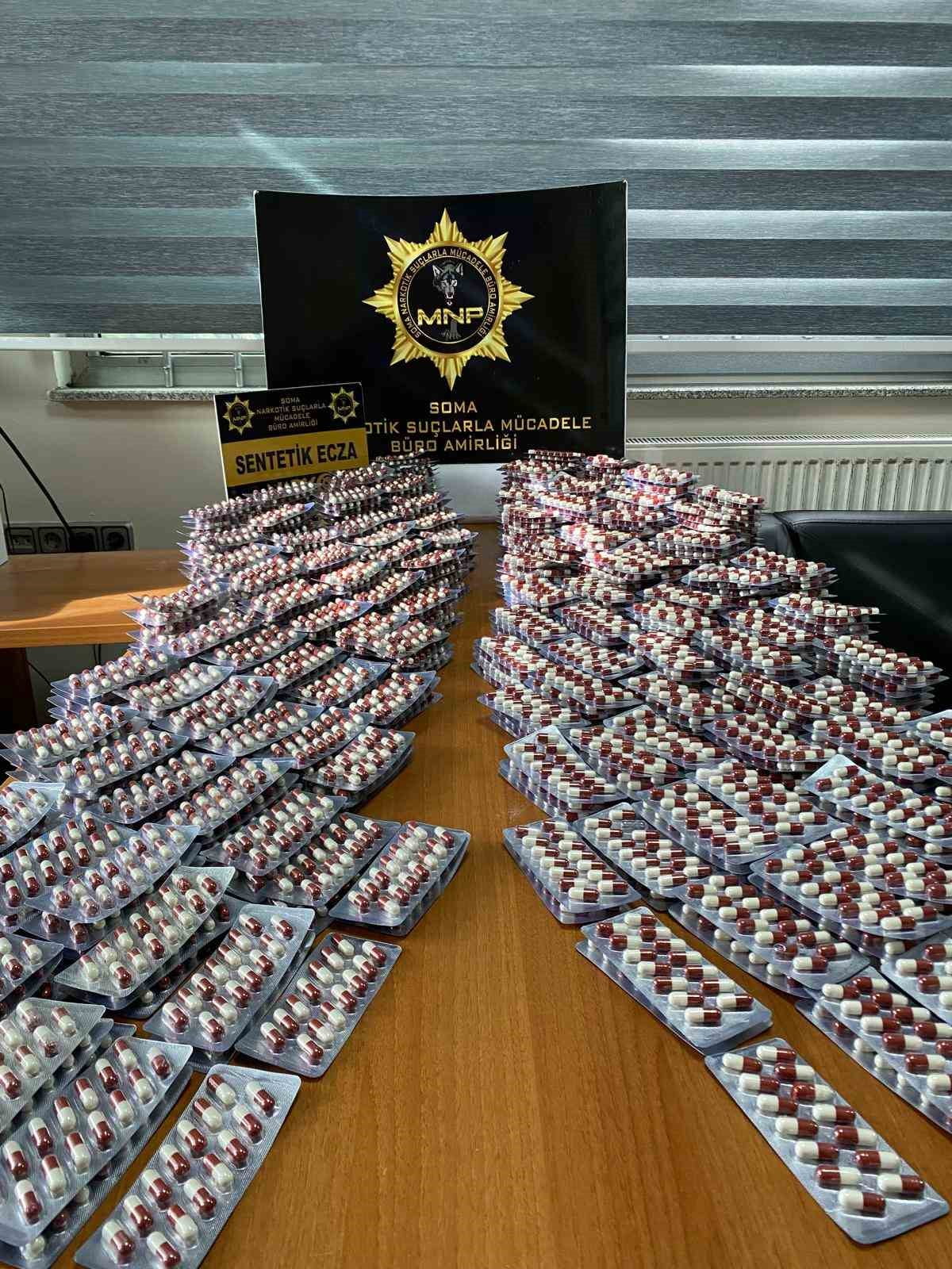 MANİSA'NIN SOMA İLÇESİNDE GERÇEKLEŞTİRİLEN UYUŞTURUCU OPERASYONUNDA BİNLERCE SENTETİK HAP VE...