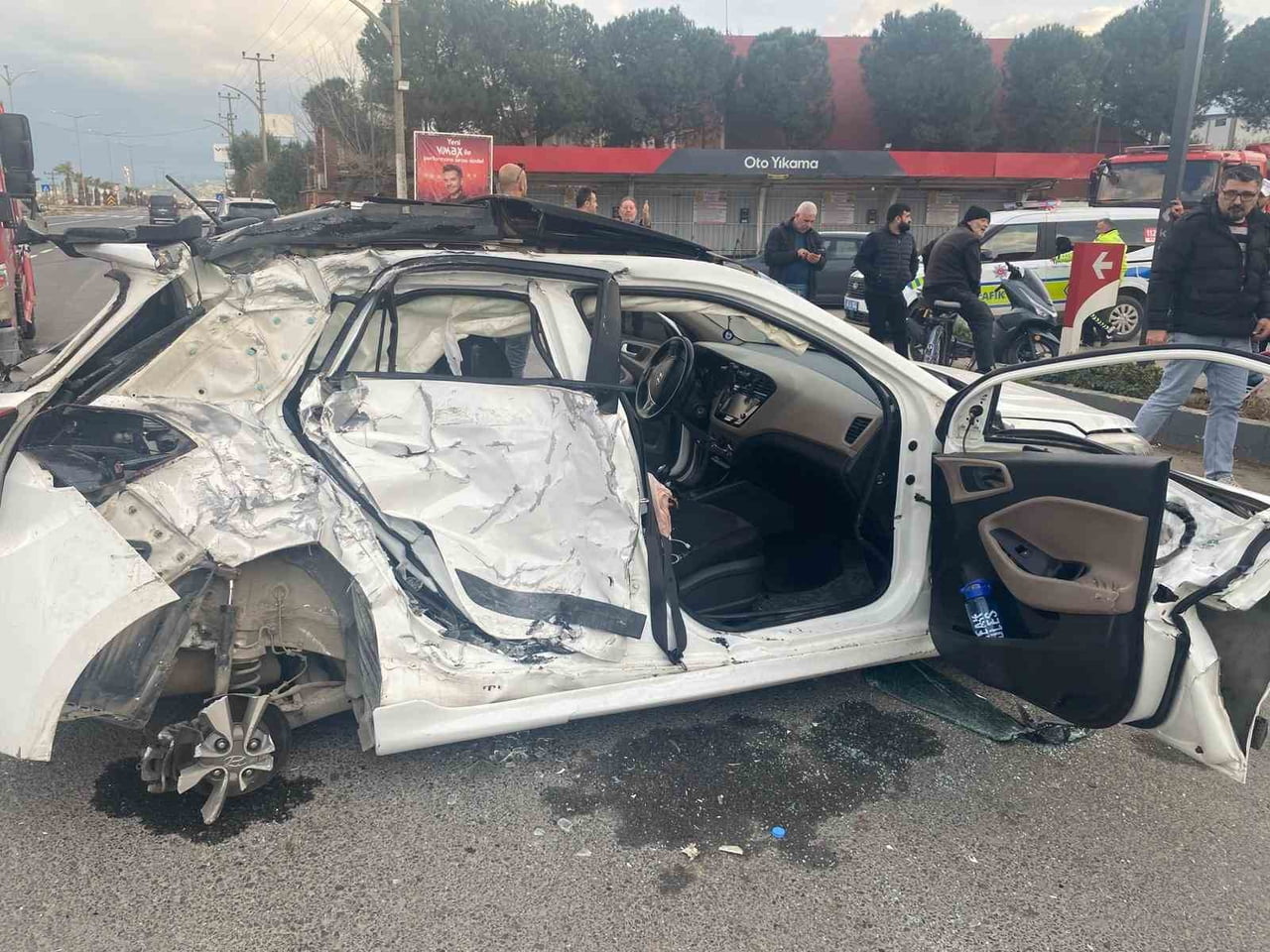 MANİSA'NIN TURGUTLU İLÇESİNDE YOLCU OTOBÜSÜ İLE OTOMOBİLİN ÇARPIŞMASI SONUCU MEYDANA GELEN TRAFİK...