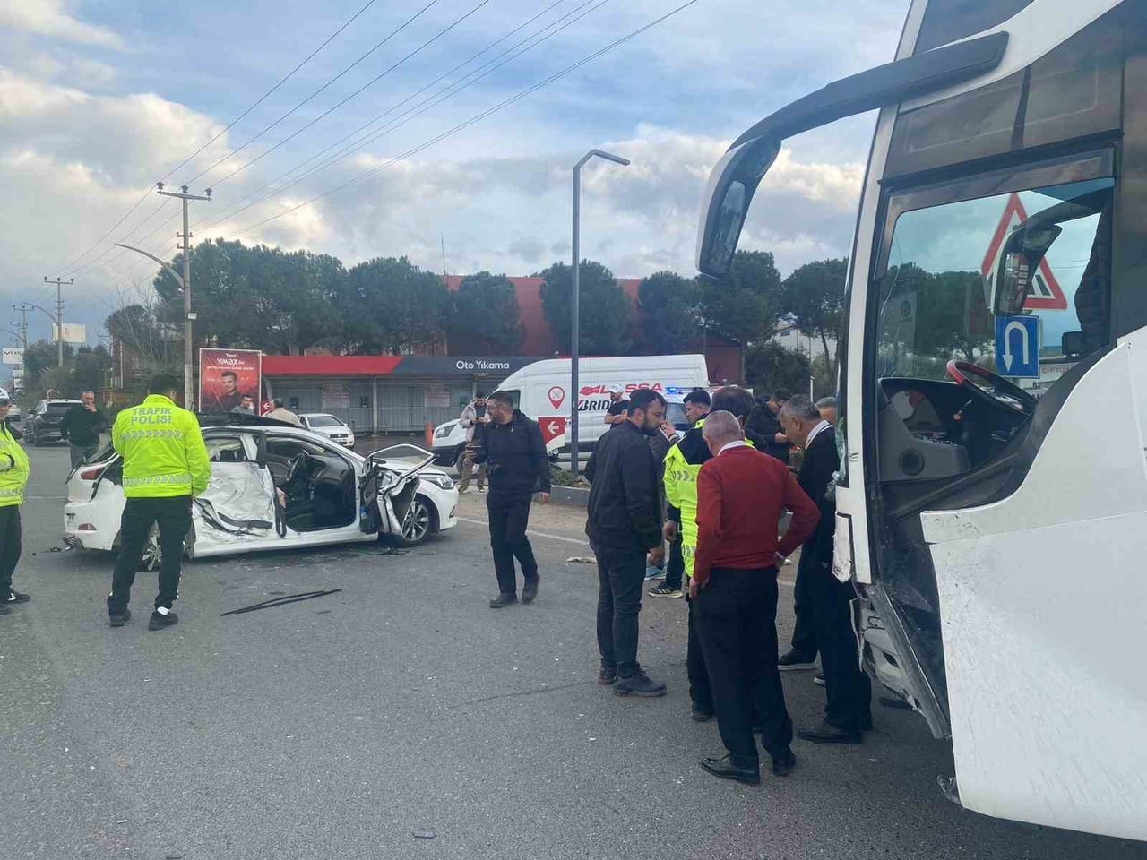 MANİSA'NIN TURGUTLU İLÇESİNDE YOLCU OTOBÜSÜ İLE OTOMOBİLİN ÇARPIŞMASI SONUCU MEYDANA GELEN TRAFİK...