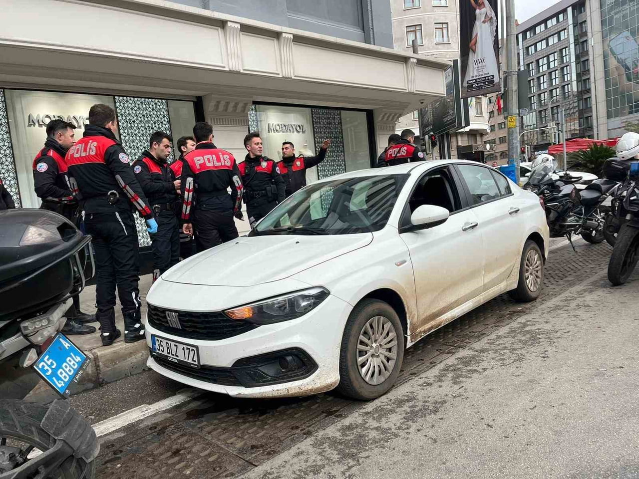 MANİSA’DA BİR KUYUMCUDAN ÇALDIKLARI ALTINLARI İZMİR’İN KONAK İLÇESİNDE BOZDURMAYA ÇALIŞAN ŞÜPHELİ...