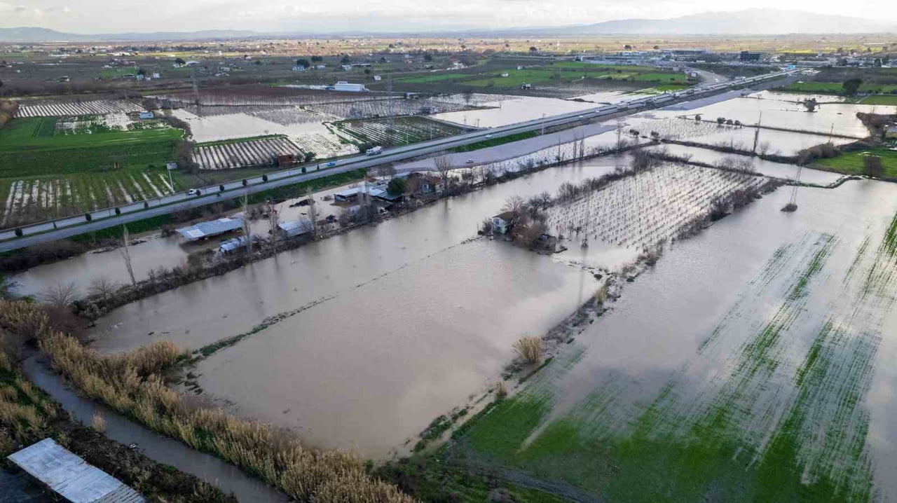 MANİSA’DA DÜN AKŞAM SAATLERİNDE BAŞLAYAN ŞİDDETLİ SAĞANAK YAĞIŞ HAYATI OLUMSUZ ETKİLERKEN, DERE VE...
