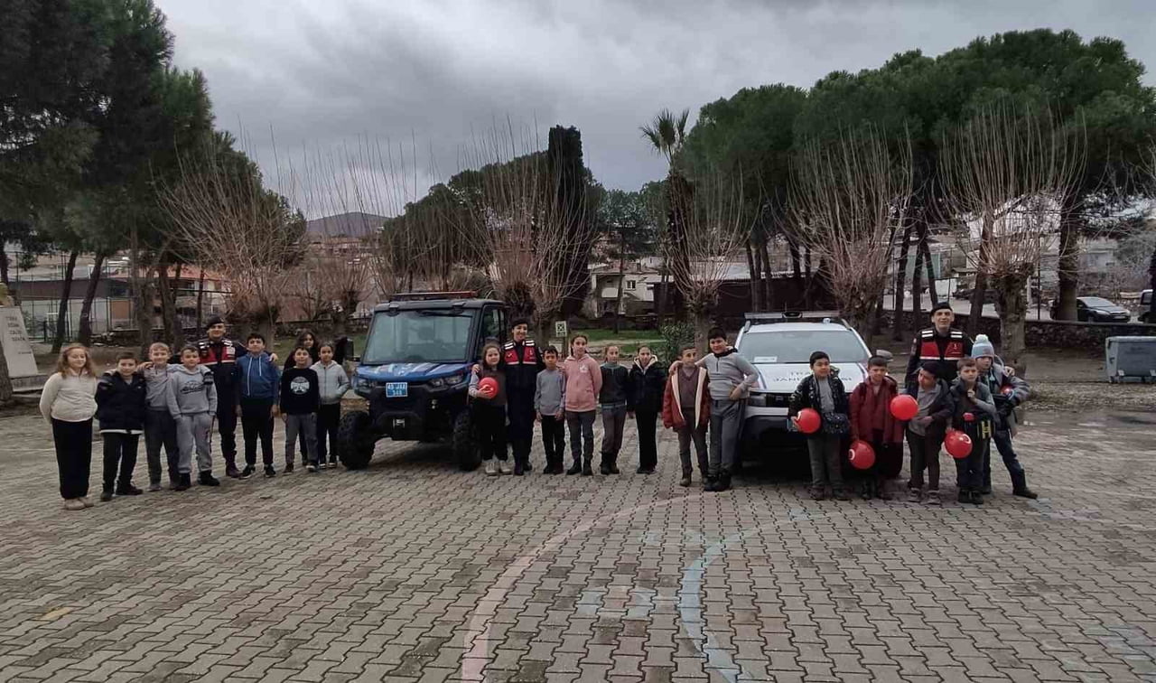 MANİSA İL JANDARMA KOMUTANLIĞI’NA BAĞLI SALİHLİ İLÇE JANDARMA KOMUTANLIĞI EKİPLERİ, ÖĞRENCİLERE...