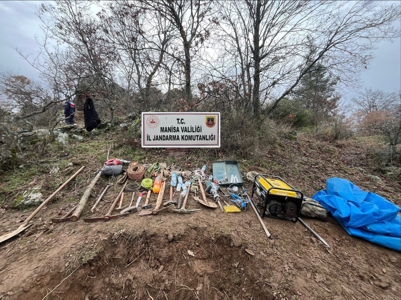 MANİSA’NIN GÖRDES İLÇESİNDE İZİNSİZ KAZI YAPAN 5 ŞÜPHELİ, JANDARMA EKİPLERİNCE SUÇÜSTÜ...