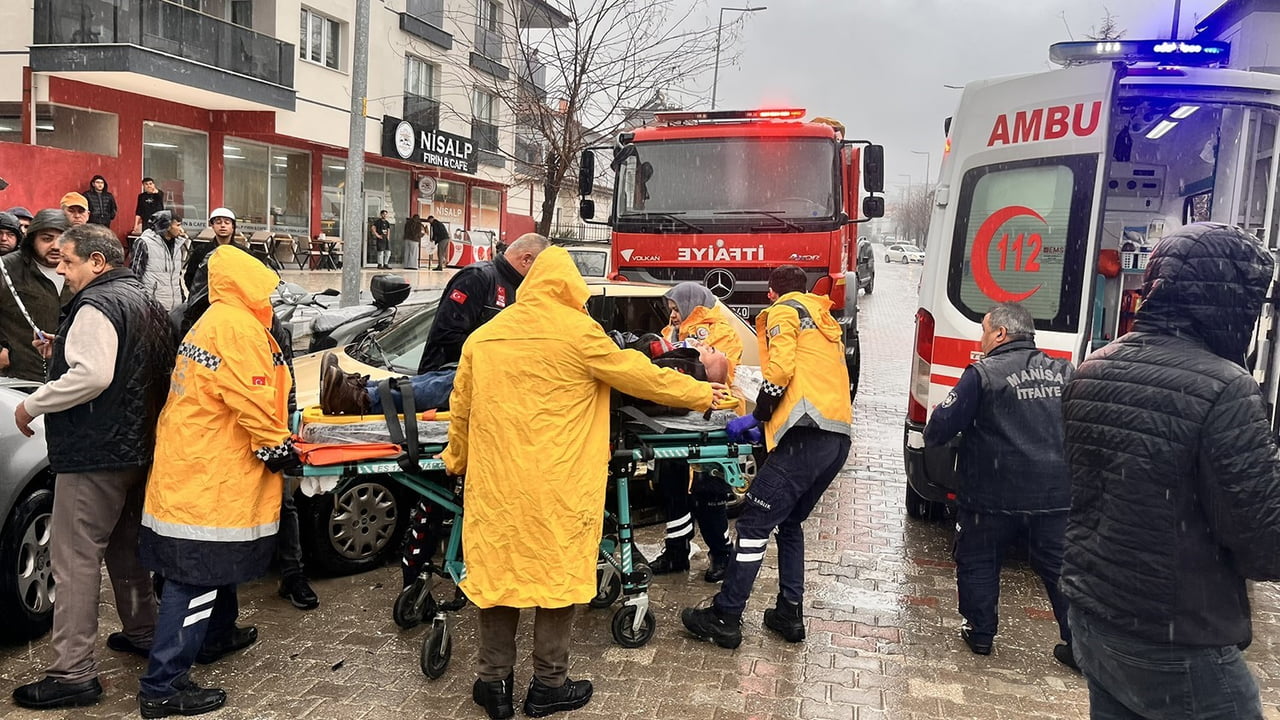 MANİSA’NIN KULA İLÇESİNDE U DÖNÜŞÜ YAPMAK İSTEYEN OTOMOBİL İLE CADDE ÜZERİNDE SEYİR HALİNDEKİ BİR...