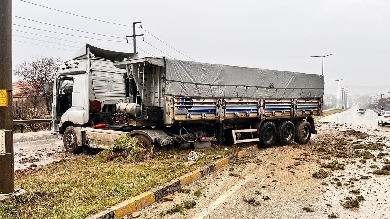 MANİSA’NIN KULA İLÇESİNDE YAĞIŞLI HAVANIN DA ETKİSİYLE KAYGANLAŞAN YOLDA SÜRÜCÜSÜNÜN KONTROLÜNDEN...