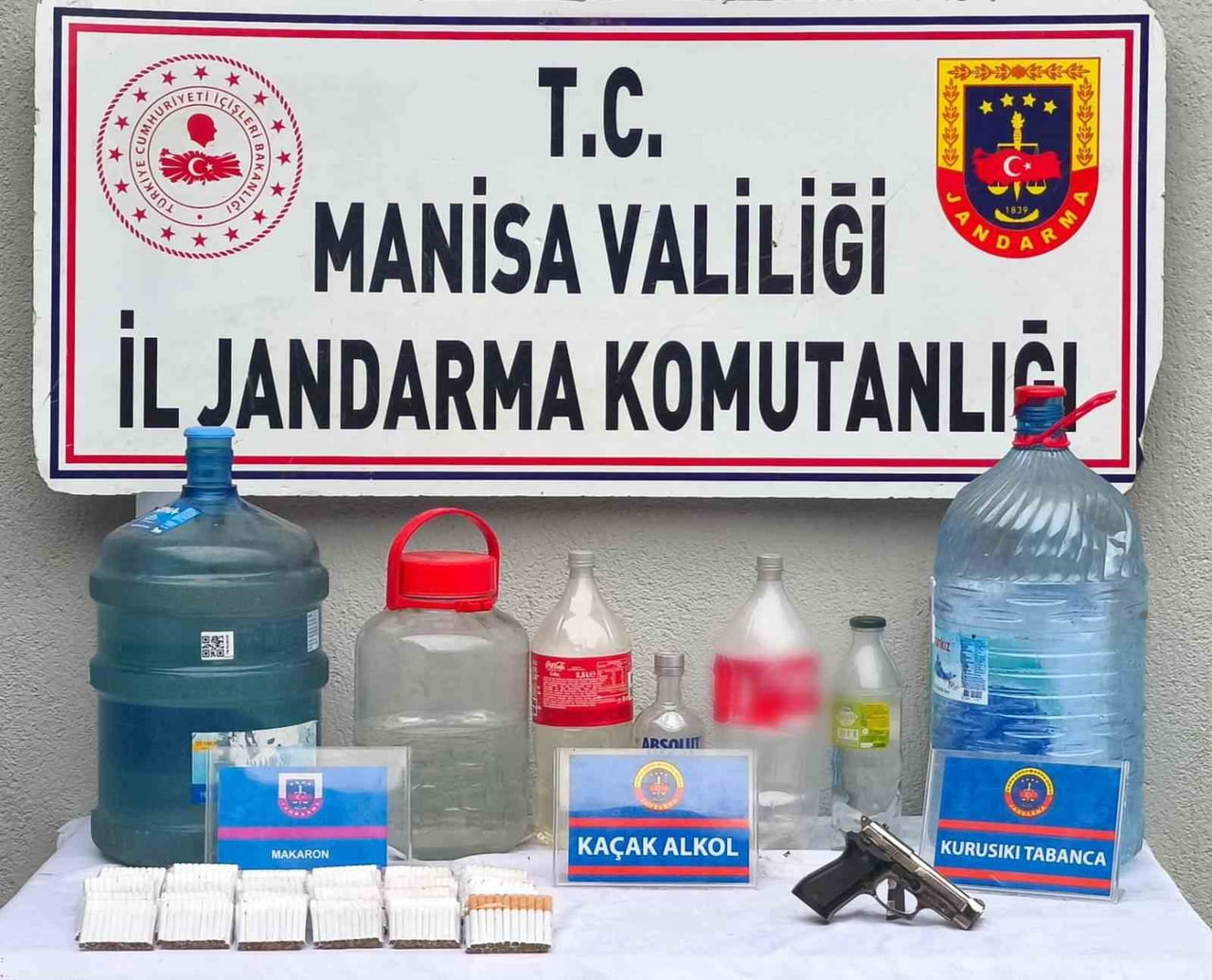 MANİSA’NIN SALİHLİ İLÇESİNDE JANDARMA EKİPLERİNCE DÜZENLENEN OPERASYONDA 25 LİTRE SAHTE RAKI, 620...