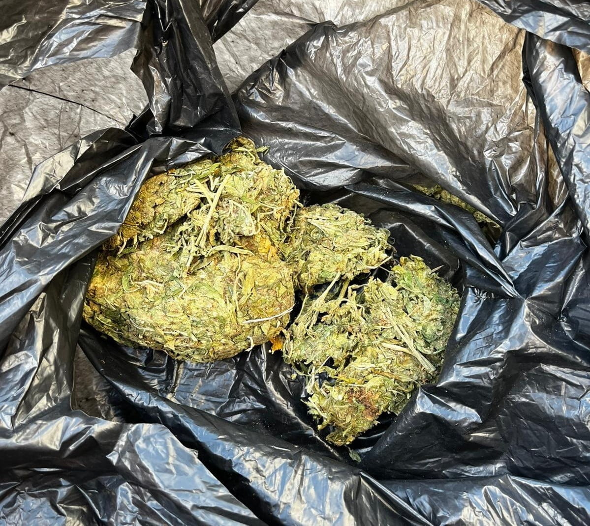 MANİSA’NIN SALİHLİ İLÇESİNDE POLİS EKİPLERİNCE DURDURULAN BİR ARAÇTA YAPILAN ARAMADA 50 GRAM ESRAR...